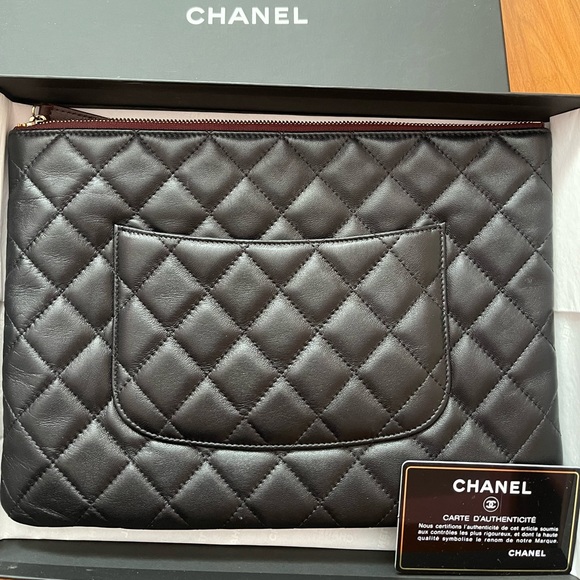 Chanel Quilted O-Case Medium - Picture 5 of 6